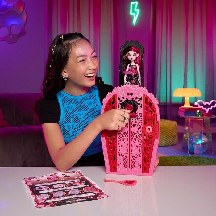 Набір ляльки Monster High Skulltimate Secrets та аксесуарів, Garden Mysteries Draculaura із зачарованою шафою та понад 19 сюрпризами для чаювання, такими як одяг для ляльок, HYT72