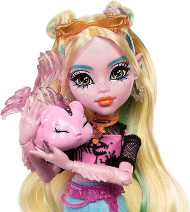 Лялька Monster High Lagoona Blue у сітчастій футболці та штанях-карго з рибкою Нептуною та аксесуарами, такими як рюкзак, перекус та блокнот, HXH75 Lagoona Blue з Нептуною