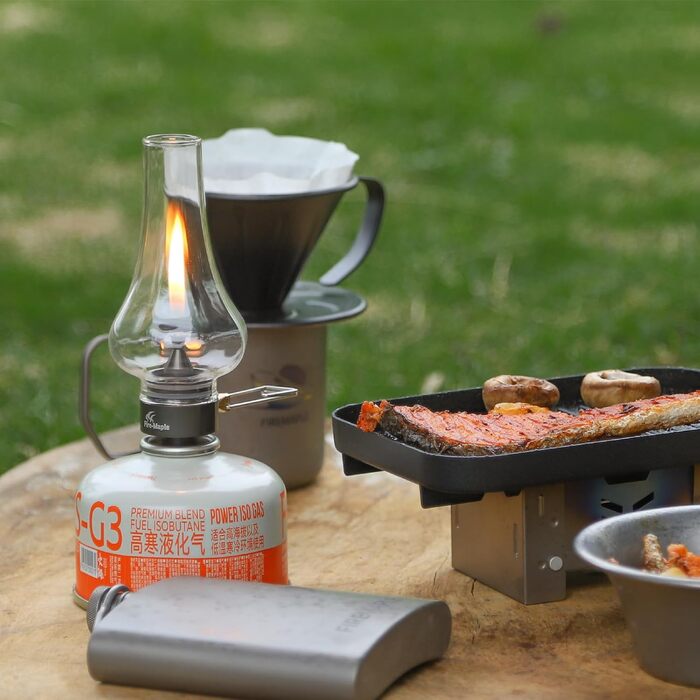 Газовий ліхтар для кемпінгу Fire-Maple Tulip виготовлений зі скла, сталі та алюмінію для газових балончиків з пропаном або ізобутаном. Гарне освітлення без ковпачків для кемпінгу, надзвичайних ситуацій та використання на свіжому повітрі.