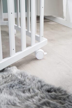 Сторонній манеж roba з вкладишем Adam & Owl - Ворота для повзання, регульована висота у 3 напрямках - Мобільний манеж на колесах - Дерево, білий / Adam & Owl, 6-