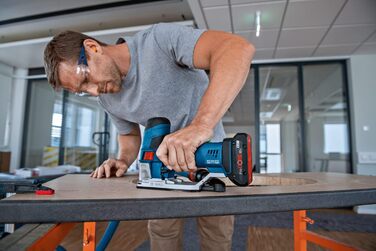 Акумуляторний лобзик Bosch Professional 18V System GST 18V-155 SC (зі стрижневою формою, акумулятори та зарядний пристрій не входя