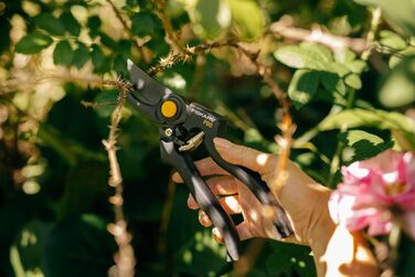 Садові ножиці Fiskars Bypass для свіжих гілок та сучків, антипригарне покриття, високоякісні сталеві леза, довжина 22,5 см, чорні/помаранчеві, Pro, P90, 1001530 Pro P90