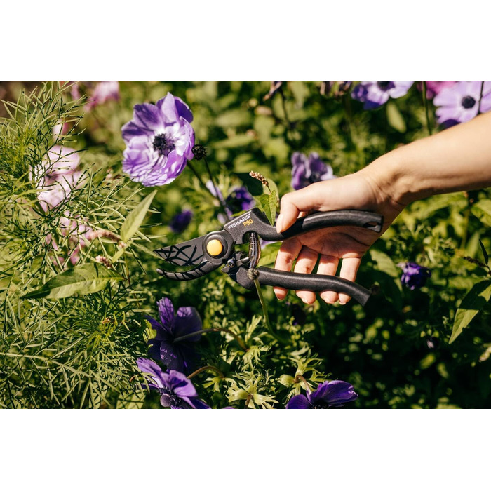 Садові ножиці Fiskars Bypass для свіжих гілок та сучків, антипригарне покриття, високоякісні сталеві леза, довжина 22,5 см, чорні/помаранчеві, Pro, P90, 1001530 Pro P90