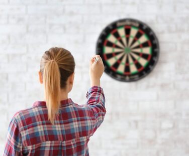 Мішень для дротиків Stagecaptain DBS-1715 Bullseye Pro з дротиками - Професійна сталева мішень для дротиків з сизалю - Мішень для дротиків з надтонкими дротами - Мішень для дротиків з 6 дротиками та 4 наборами дергань