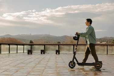 Самокат з допуском до дорожнього руху для дорослих, максимальна швидкість 20 км/год, запас ходу 70 км, великий запас ходу (версія