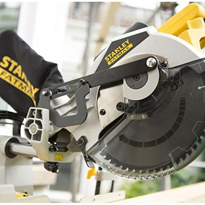 Панельна пила Stanley FatMax FME720 (2000 Вт, 254 мм, з лазерною направляючою, 2 висувними опорами для матеріалу, мішок для пилу,