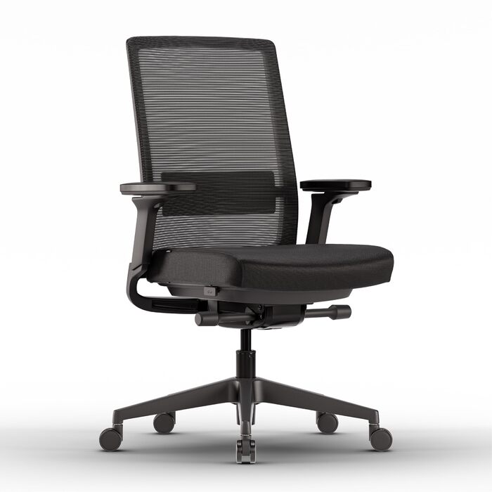 Активне офісне крісло матово-чорного кольору ПЕРЕМОЖЕЦЬ ТЕСТУ Ергономічне офісне крісло з функцією нахилу сидіння та адаптивною поперековою опорою Повністю регульоване офісне крісло для оптимального положення сидіння Обертове крісло матово-чорного кольору