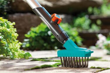 Щілинна щітка Gardena combisystem M ідеальний помічник у саду для легкого видалення моху зі стиків плит і країв стін, зі скребкови