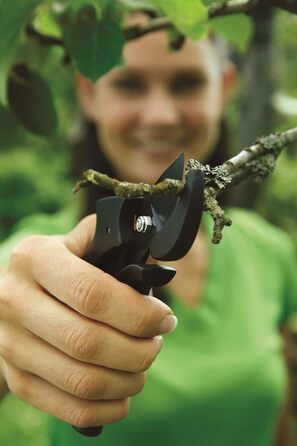 Садові ножиці Fiskars Bypass для свіжих гілок та сучків, антипригарне покриття, високоякісні сталеві леза, довжина 22,5 см, чорні/помаранчеві, Pro, P90, 1001530 Pro P90