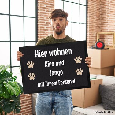 Тут живе собака зі своїм персональним килимком для дверей персоналізованим з іменем собаки для власників собак, прикраса для коридору, щоб висловити любов до вашого чотириногого друга, домашнього улюбленця, власника собаки, собаки, дня народження собаки