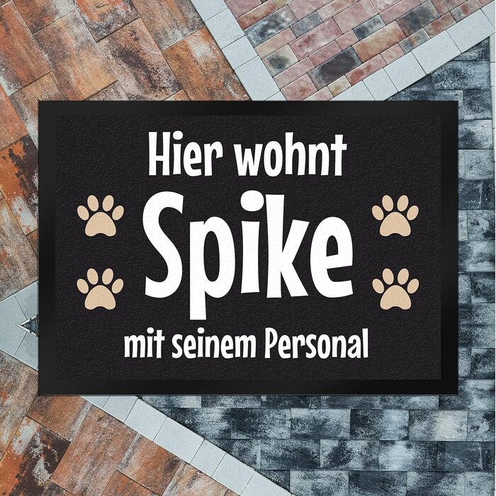 Тут живе собака зі своїм персональним килимком для дверей персоналізованим з іменем собаки для власників собак, прикраса для коридору, щоб висловити любов до вашого чотириногого друга, домашнього улюбленця, власника собаки, собаки, дня народження собаки