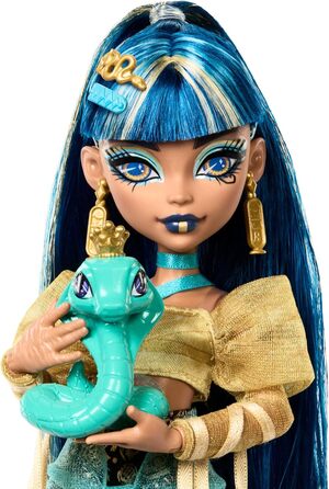 Лялька Monster High Клео Де Ніл у золотій блузці та багатошаровій спідниці, включає в себе кобру Хіссетт, домашнього улюбленця та аксесуари, такі як рюкзак, перекус та рулон туалетного паперу, HXH74
