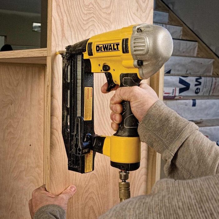 Пневматичний вертикальний цвяходер DEWALT Dnbsb, 64 мм