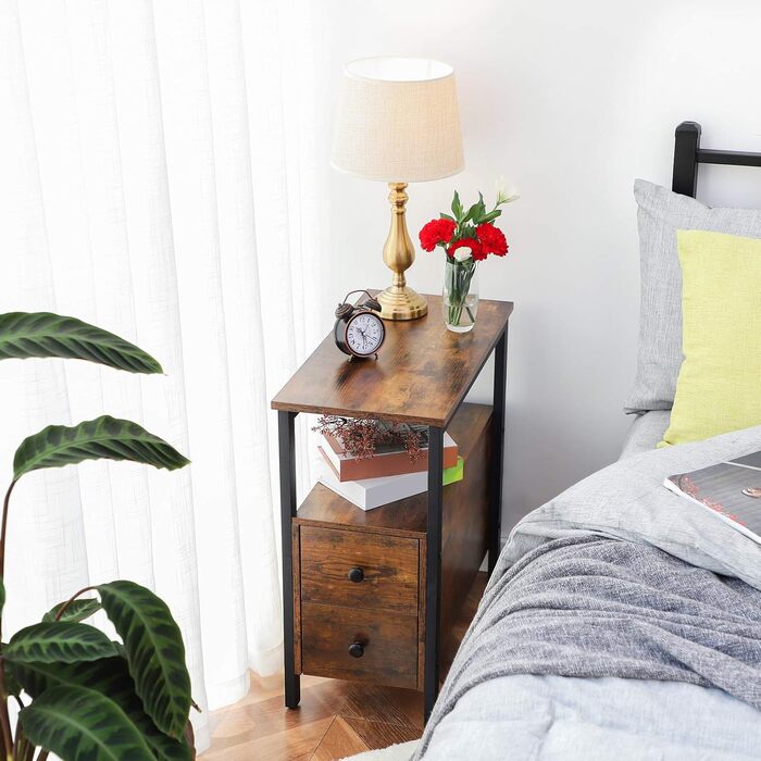 Приставний столик HOOBRO, вузька тумбочка, індустріальний столик-диван, тумбочка з 2 шухлядами, тумбочка біля ліжка/журнальний столик для невеликих приміщень, акцентні меблі під дерево, темно-коричневий EBF548BZ01G2