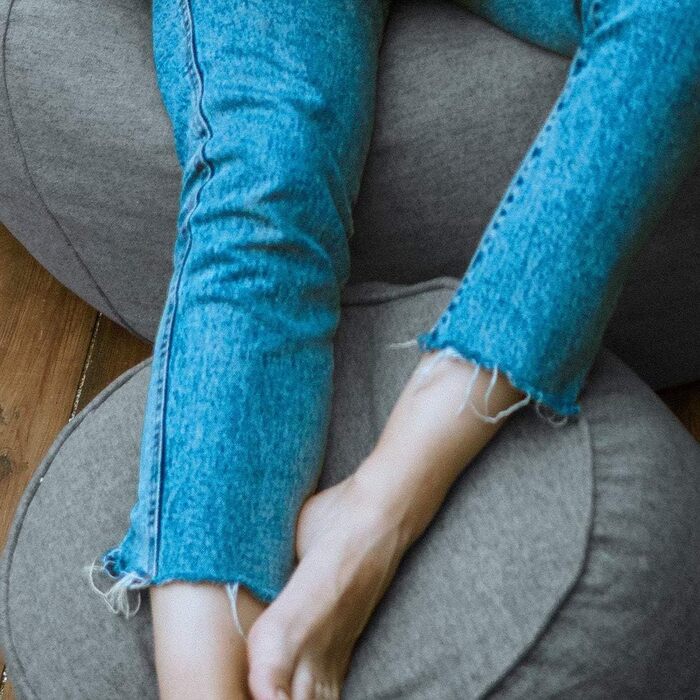 Пуф-мішок Lumaland (50 л) Компактний крісло-мішок з функцією 3-в-1 зручний стілець, практичний бічний столик та стильна підставка для ніг З гнучким наповнювачем з пінополістиролу Ø 25 x 45 см Світло-сірий