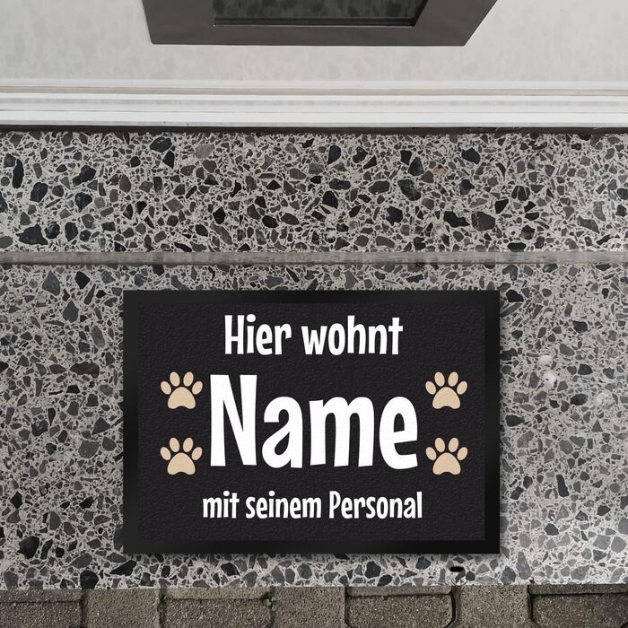 Тут живе собака зі своїм персональним килимком для дверей персоналізованим з іменем собаки для власників собак, прикраса для коридору, щоб висловити любов до вашого чотириногого друга, домашнього улюбленця, власника собаки, собаки, дня народження собаки