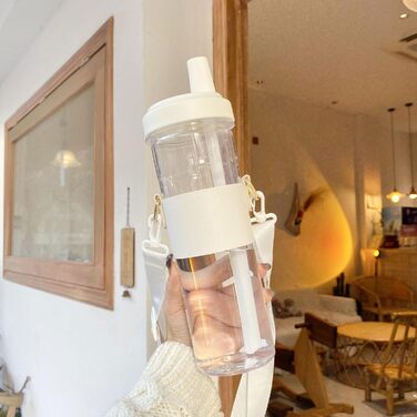 Чашка для пиття з плечовим ременем. Практична пляшка для води зі знімною трубочкою. Виготовлена з пластику. Для любителів напоїв. З плечовим ременем.