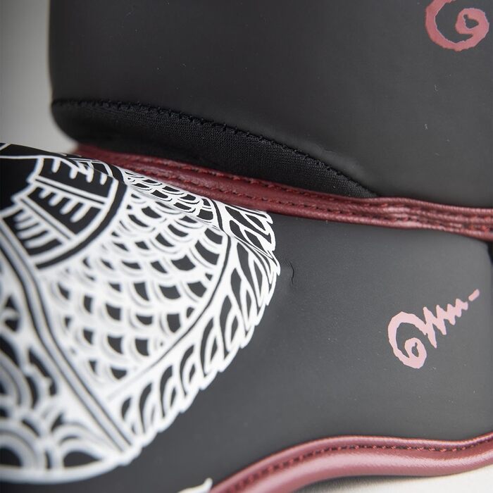 ВИДІВ ЗБРОЇ Щитки для гомілок Sak Yant Naga, чорно-коричневі, для тренувань та змагань, високоякісна синтетична шкіра та ідеальна амортизація, муай-тай, K1, MMA, карате та кікбоксинг, 8