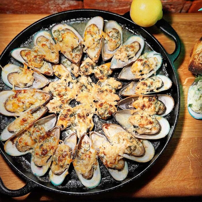 Чавунна сервірувальна сковорода BBQ-Toro Ø 35 см - кругла вже запечена - попередньо приправлена сковорода-гриль для газового гриля