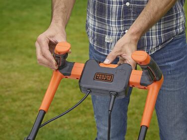 Електрична газонокосарка BlackDecker з ручкою на кермі (1600 Вт, ширина зрізу 38 см, 6-позиційне регулювання висоти, травозбірник на 45 л, ідеально підходить для садів середнього розміру) BEMW471BH з ручкою на кермі 1600 Вт