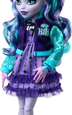 Набір ляльки Monster High Fearbook Twyla та аксесуарів з темою кіноклубу, студентською курткою, щорічником, настільною грою та печивом, HXW31 Лялька Twyla Журнал жахів