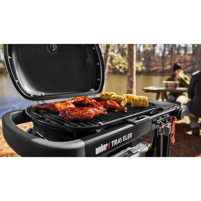 Компактний газовий гриль Weber Traveler з розкладним підставкою та колесами, модель 2026 року
