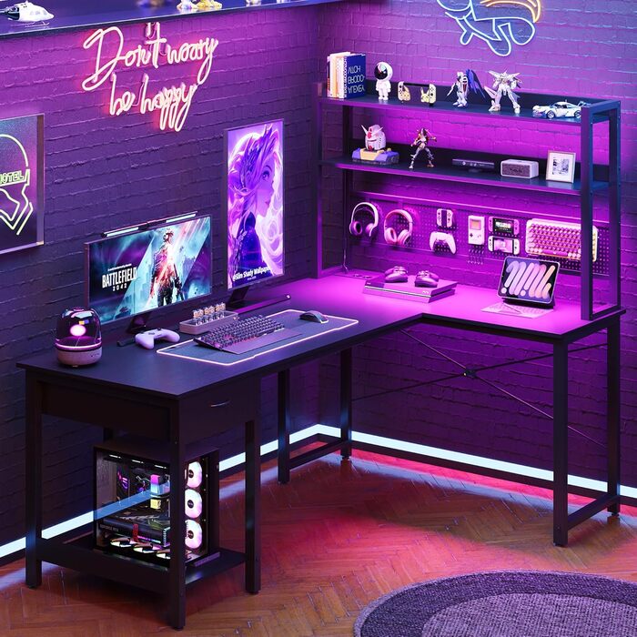 Письмовий стіл з перфорованою дошкою 135 x 90 см Кутовий стіл з полицею Великий ігровий стіл з розетками та портом USB для зарядки Ігровий стіл L-подібної форми з місцем для зберігання Чорний 135 x 90 x 152 см Чорний