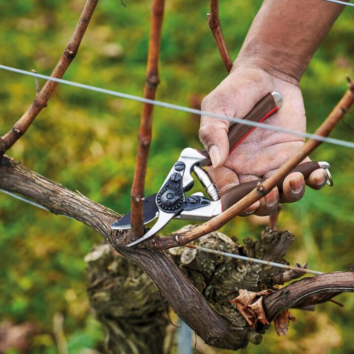 Ергономічні садові ножиці FELCO 6 ELITE для правшів, середнього розміру, шкіряні ручки, чорне лезо F-Tech, діаметр різання 20 мм, довжина 195 мм, зроблено у Швейцарії. FELCO 6 Elite 195 мм x 195 мм