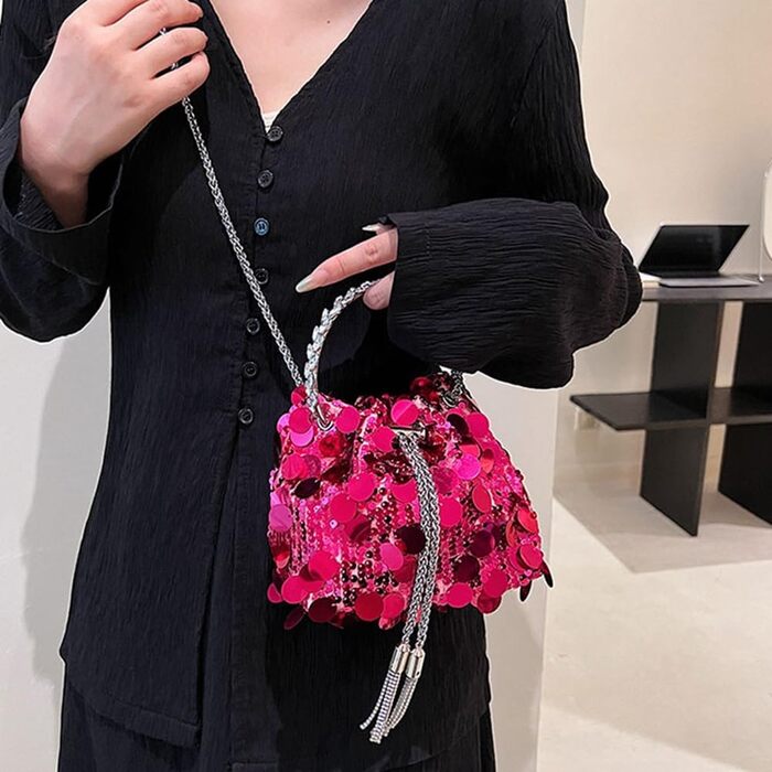 Блискуча вечірня сумочка-відерце з паєтками та металевою китицею. Сумка на шнурку, з ланцюжком, через плече. Чорний, синій.