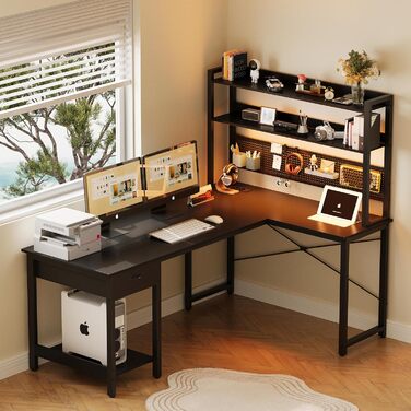 Письмовий стіл з перфорованою дошкою 135 x 90 см Кутовий стіл з полицею Великий ігровий стіл з розетками та портом USB для зарядки Ігровий стіл L-подібної форми з місцем для зберігання Чорний 135 x 90 x 152 см Чорний