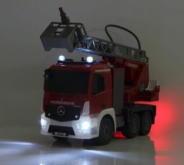 Пожежна машина з драбиною Mercedes Antos 120, 2.4G - з німецькою сиреною та синіми світловими сигналами, резервуар для води 420 мл, реальна функція розпилення води, програмовані функції, повнопривідний механізм., 404960 -