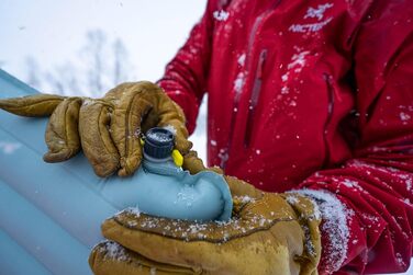 Килимок для сну Therm-a-Rest NeoAir XTherm NXT MAX Ultralight для кемпінгу та походів Neptune Regular Wide Neptune 72 дюйми (довжина) x 25 дюймів (ширина) x 3 дюйми (товщина) з оновленою сумкою для зберігання