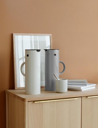 Ізольований глечик Stelton EM77 - Двостінний ізольований глечик для гарячих/холодних напоїв - Чайник та кавник зі скляною вставкою, магнітною застібкою, кришкою, що закручується, вінтажний дизайн - 1 літр, пісочний