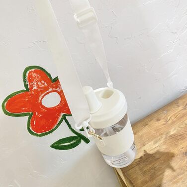 Чашка для пиття з плечовим ременем. Практична пляшка для води зі знімною трубочкою. Виготовлена з пластику. Для любителів напоїв. З плечовим ременем.