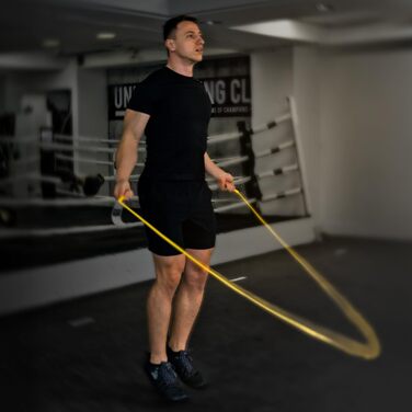 Боксерська скакалка Honor Athletics Pro 3.0, 5.3 мм, для використання в приміщенні та на вулиці, регульована для боксу, надміцна, стійка до перегинів суміш TPU-PVC, неламкі ручки, регульовані чорні ручки / чорна скакалка