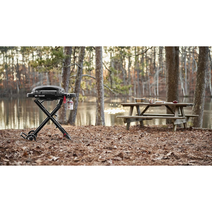 Компактний газовий гриль Weber Traveler з розкладним підставкою та колесами, модель 2026 року