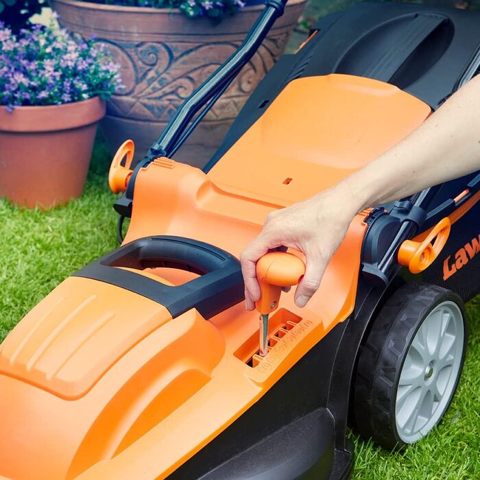 Електрична газонокосарка LawnMaster M2EB1637M 1600 Вт 37 см, 6-позиційне регулювання висоти зрізу 20-70 мм, травозбірник 40 л