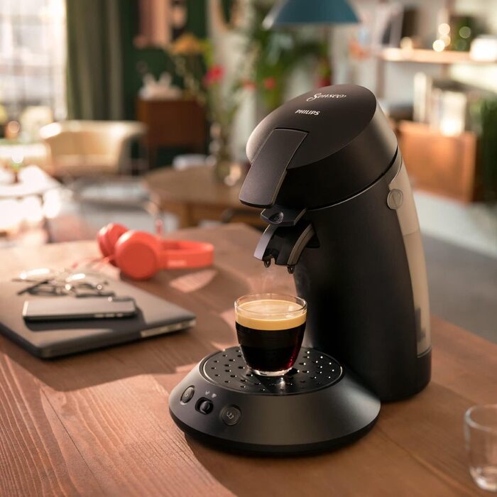 Кавоварка Philips Original Plus Eco Coffee Pod, вибір міцності кави, технологія Coffee Boost, 80* перероблений пластик, на 45** менше енергоспоживання, 2 чашки одночасно, чорний колір піаніно (CSA210/22)