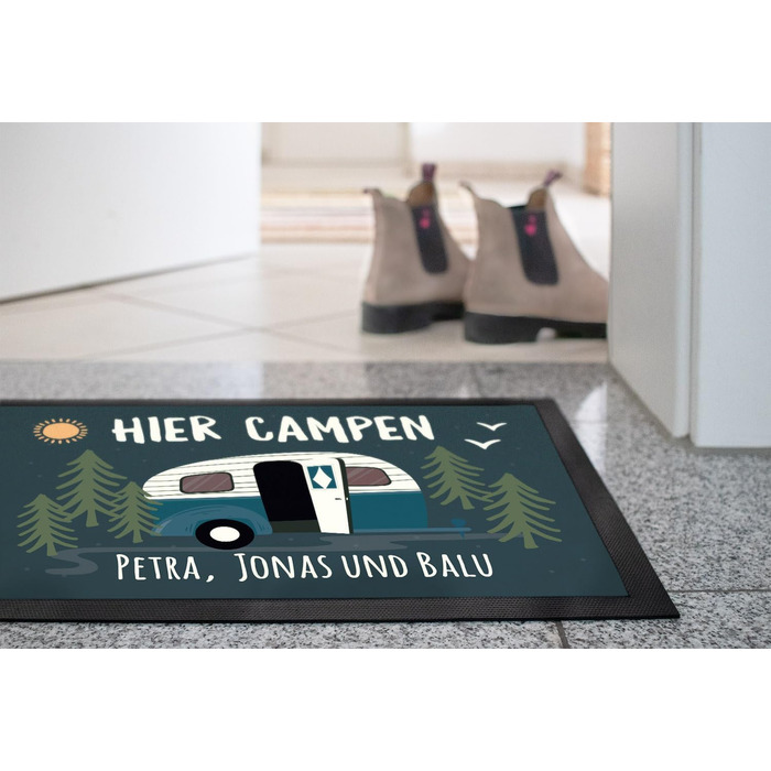 Персоналізований килимок для кемпінгу з іменем родини, ідеально підходить як подарунок для кемперів та караванів. Нековзний та миється, чорний, 60x40 см. (Кемпінг тут, чорний)