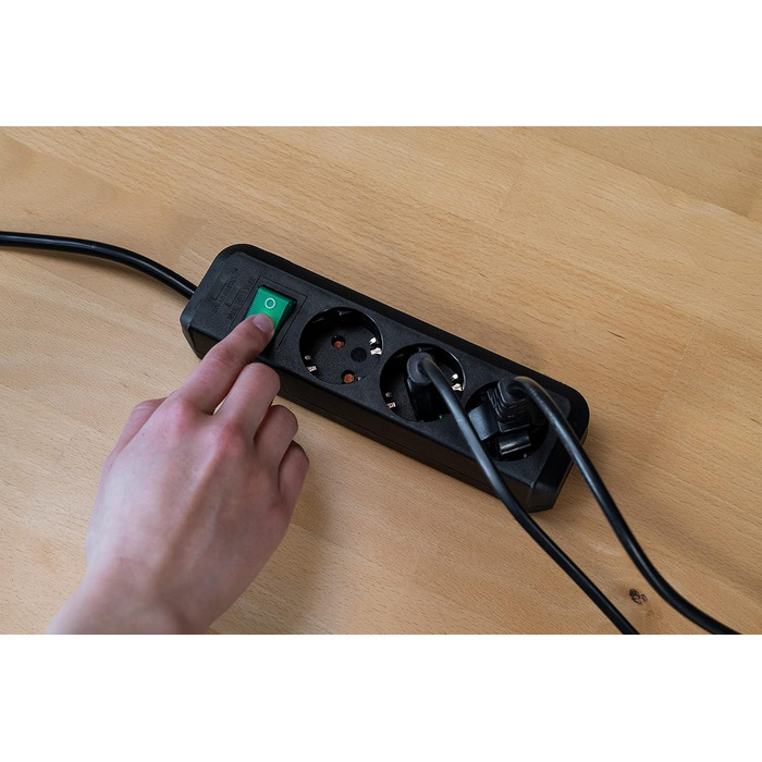 Розетковий подовжувач (багаторозеткова розетка з посиленим захистом від дотиків, вимикач і кабель 1,5 м) чорний, 3-