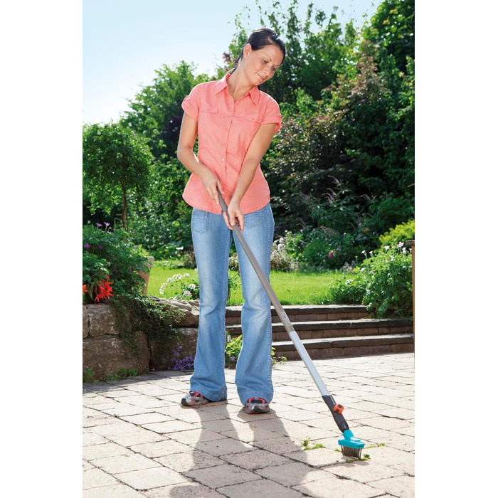 Щілинна щітка Gardena combisystem M ідеальний помічник у саду для легкого видалення моху зі стиків плит і країв стін, зі скребкови