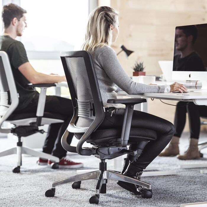 Ергономічне офісне крісло Yaasa Chair Classic, чорного кольору регульоване робоче крісло з поперековою опорою та 3D-підлокітниками обертове крісло для здорового сидіння в домашньому офісі та кабінеті сучасний дизайн, 130 кг, чорний класичний