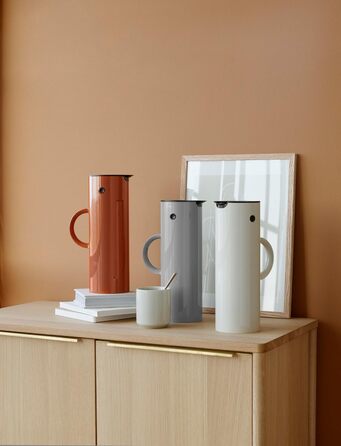 Ізольований глечик Stelton EM77 - Двостінний ізольований глечик для гарячих/холодних напоїв - Чайник та кавник зі скляною вставкою, магнітною застібкою, кришкою, що закручується, вінтажний дизайн - 1 літр, пісочний