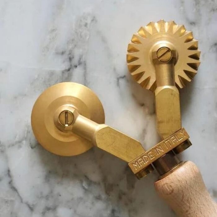 Комбіноване колесо LaGondola - професійне колесо для тіста подвійне, гладке і хвилясте, тісторіз з латуні та натурального дерева