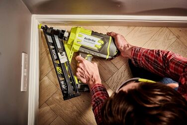 Акумуляторний цвяходер RYOBI 18 В ONE R15GN18-0 (тип цвяха 1,8 мм, ємність магазину 105 цвяхів, кут нахилу магазину 33-35, в компл