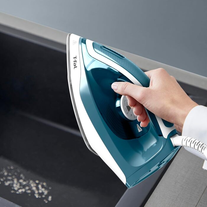 Парова прасувальна станція 5,2 бар Паровий удар 280 г / хв. Безперервна подача пари 120 г/хв. Технологія Calc Clear Підошва Xpress