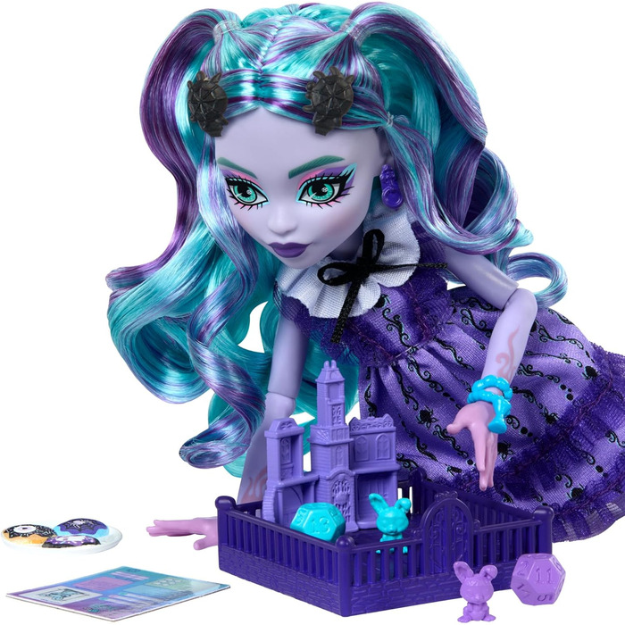 Набір ляльки Monster High Fearbook Twyla та аксесуарів з темою кіноклубу, студентською курткою, щорічником, настільною грою та печивом, HXW31 Лялька Twyla Журнал жахів