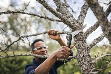 Складна пила Fiskars Plus, для товстих колод і гілок, 3 положення різання, гостре лезо з електроприводом, груба зубчастість, довжина леза 21 см, чорний/помаранчевий, пила SW69, 1067553 (полотно 20 см)