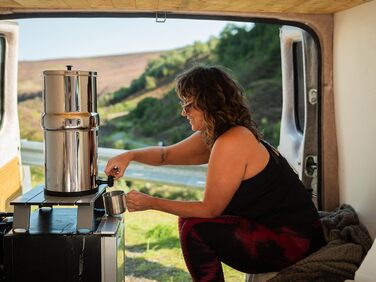 Британська система гравітаційних фільтрів для води Berkefeld - 8,5 л система фільтрів для води з нержавіючої сталі для дому з 2 картриджами Doulton Ceramic Ultra Sterasyl Хлорний фільтр системи питної води для подорожей