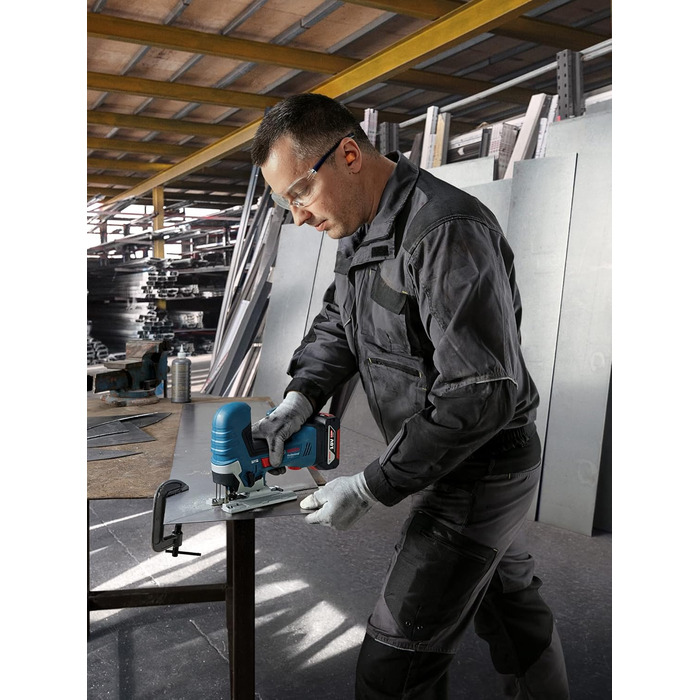 Акумуляторний лобзик Bosch Professional GST 185 LI (18 В, акумулятор 2 x 4,0 Ач, зарядний пристрій, 0-3 500 ходів/хв, глибина різа